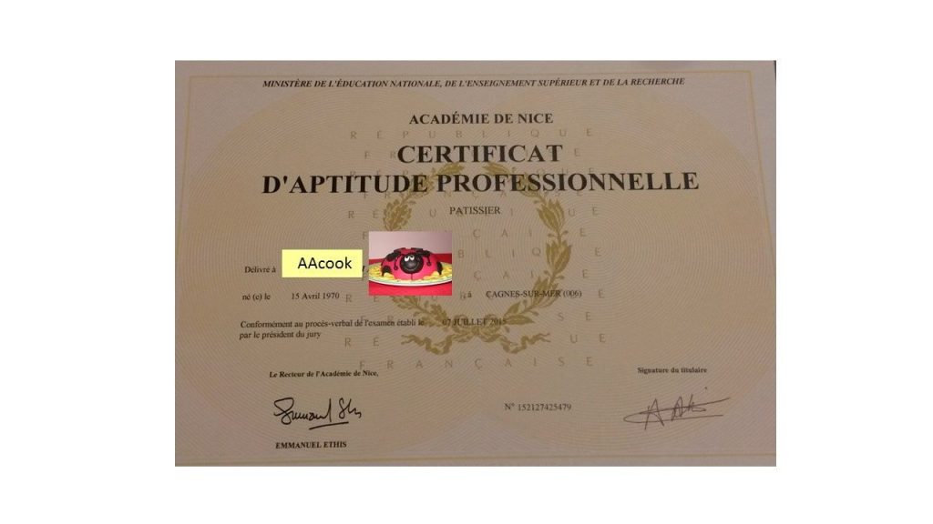 Jeune professionnel avec un diplôme CAP en main après l’avoir obtenu en ligne