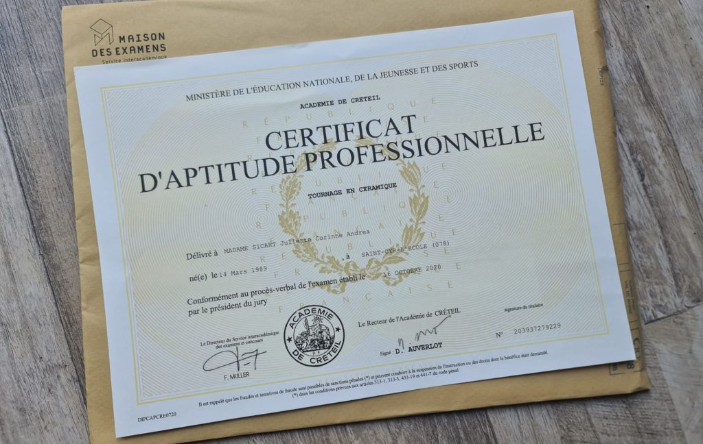 Service client prêt à répondre à une demande de diplôme CAP